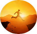 Symbolbild Mann springt über Felsen im Licht der Sonne